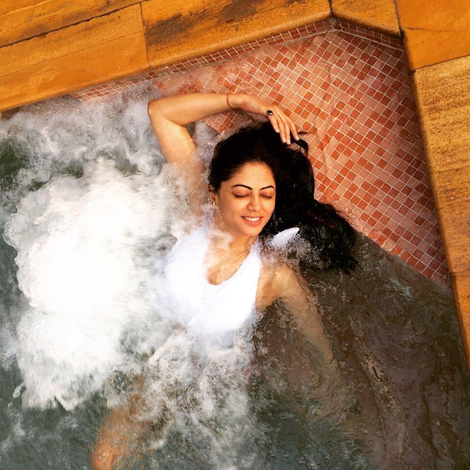 WOAH! TV actress Kavita Kaushik shares HOT pictures in BIKINI!