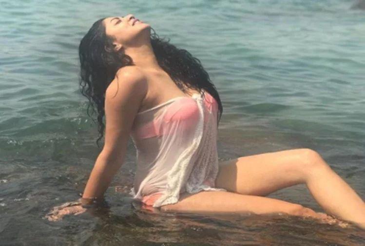 WOAH! TV actress Kavita Kaushik shares HOT pictures in BIKINI!