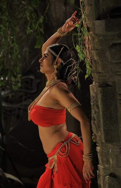 Yesteryear Actress Kasthuri Sensuous Stills