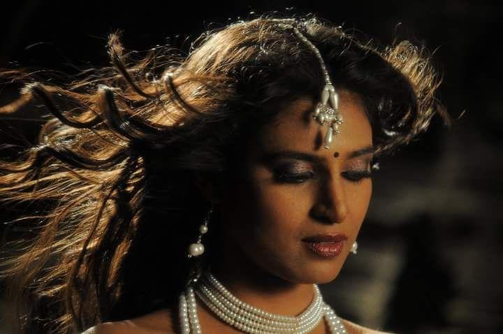 Yesteryear Actress Kasthuri Sensuous Stills