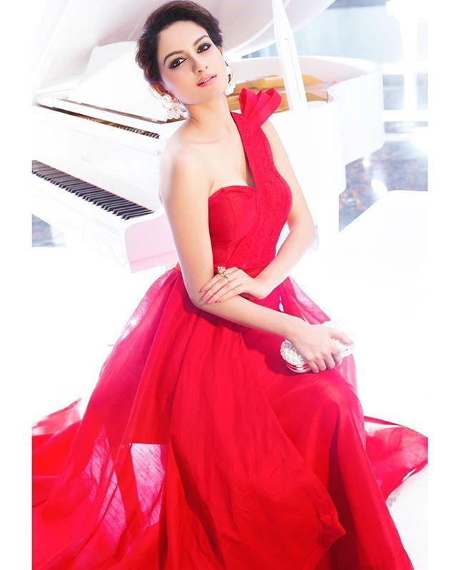 Zaara Yesmin Latest Hot & Spicy Photoshoot Stills