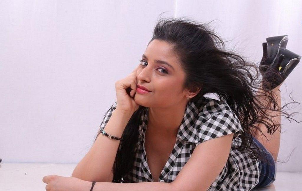 Actress Divya Hot Photos