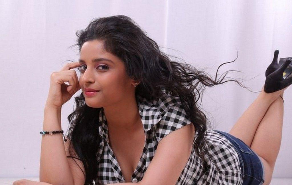 Actress Divya Hot Photos