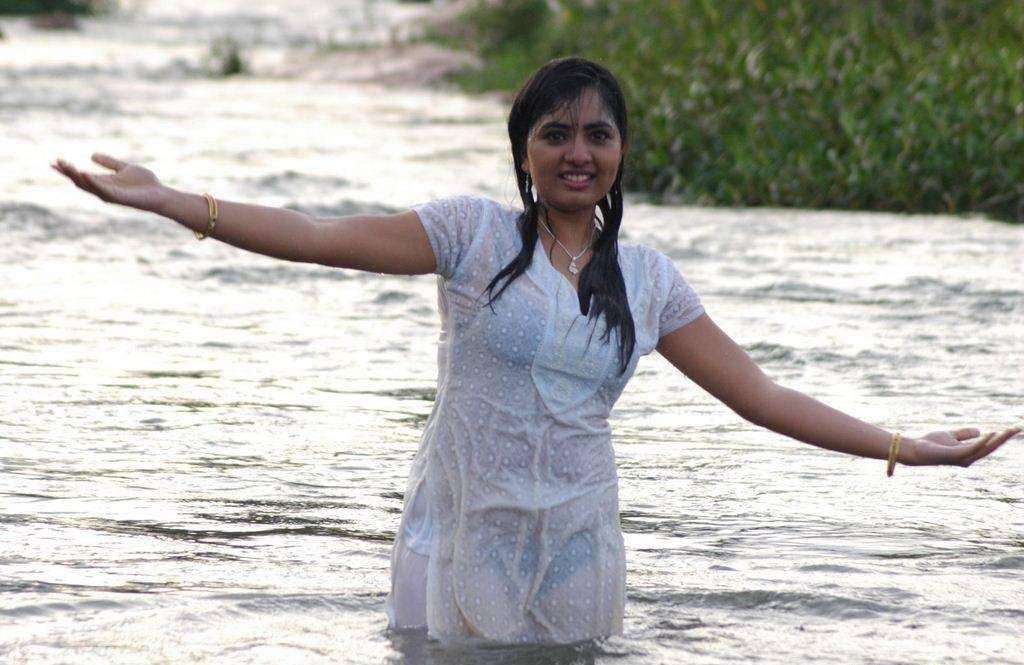 Actress  Hot bikini pics