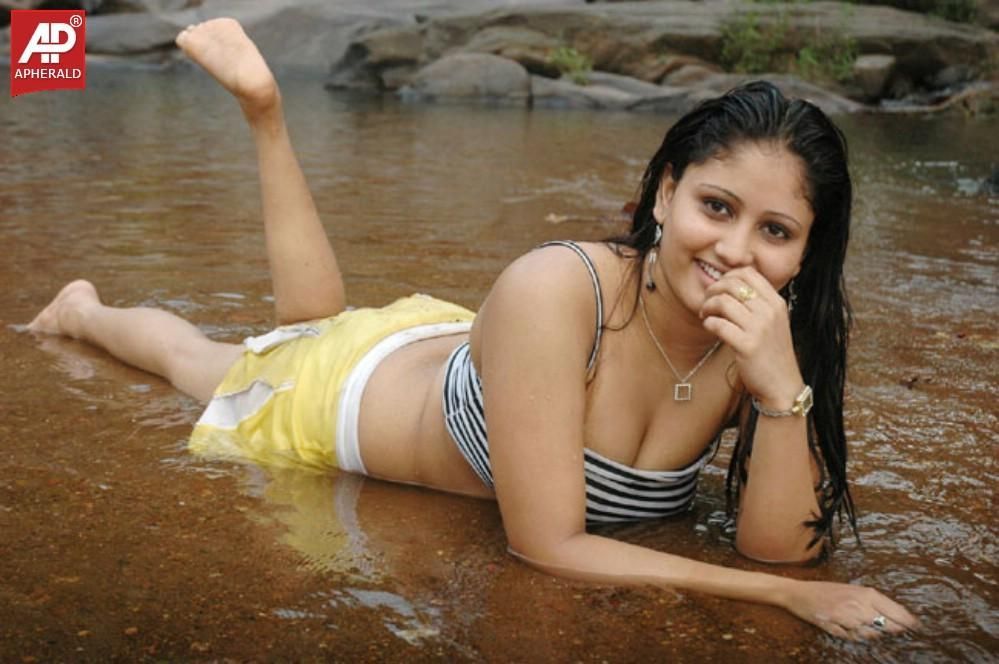 Actress Hot Navel Show Photos