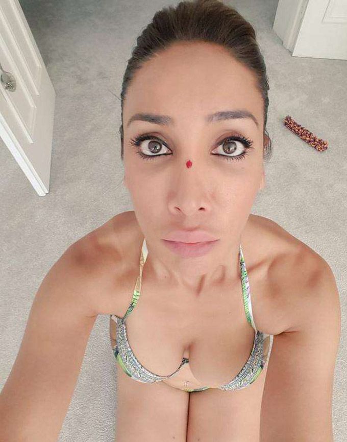 Actress Hot Navel Show Photos