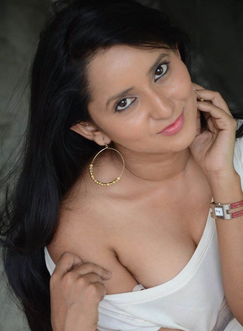 Actress Ishika Singh Hot & Spicy Photos