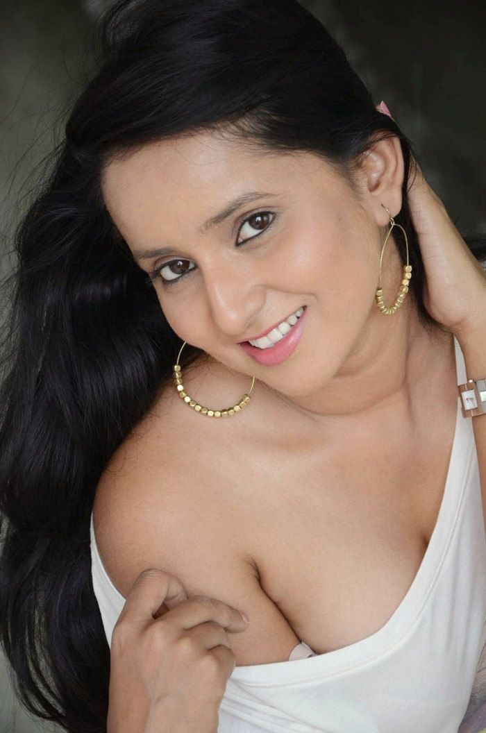 Actress Ishika Singh Hot & Spicy Photos