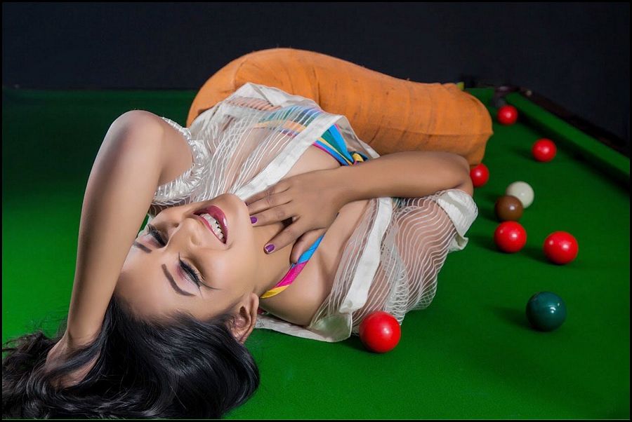 Actress Ishika Singh Hot & Spicy Photos