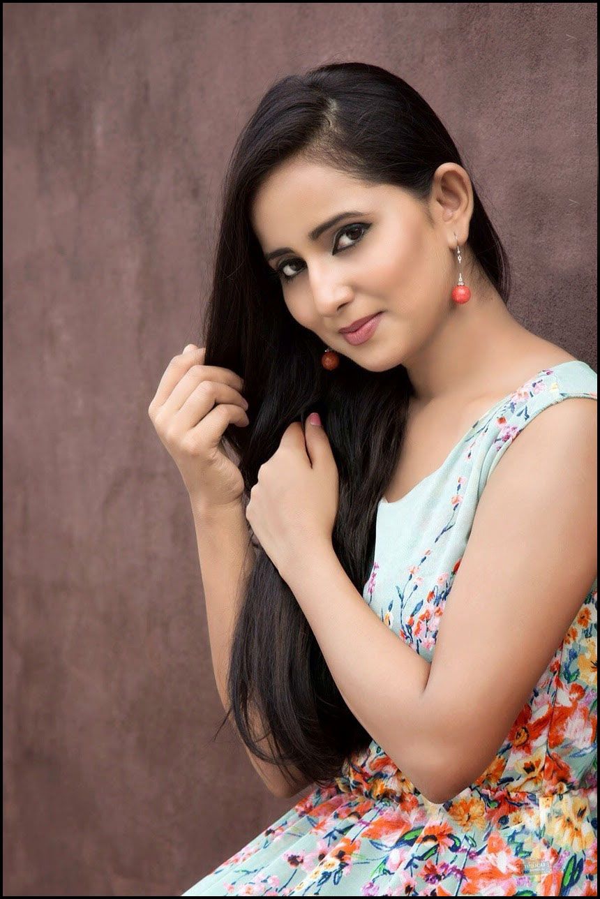 Actress Ishika Singh Hot & Spicy Photos