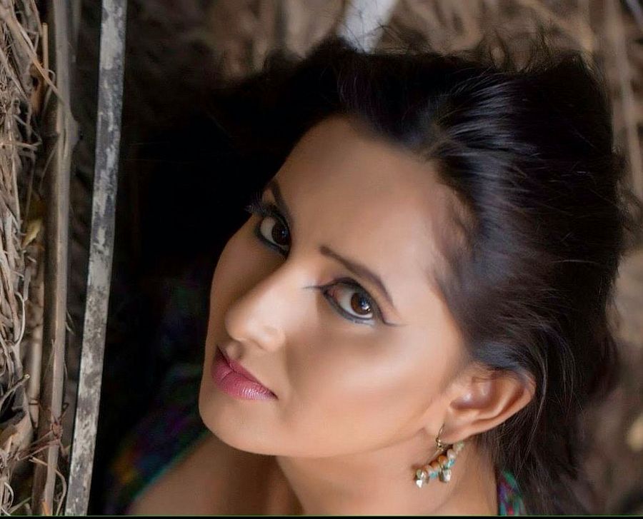 Actress Ishika Singh Hot & Spicy Photos