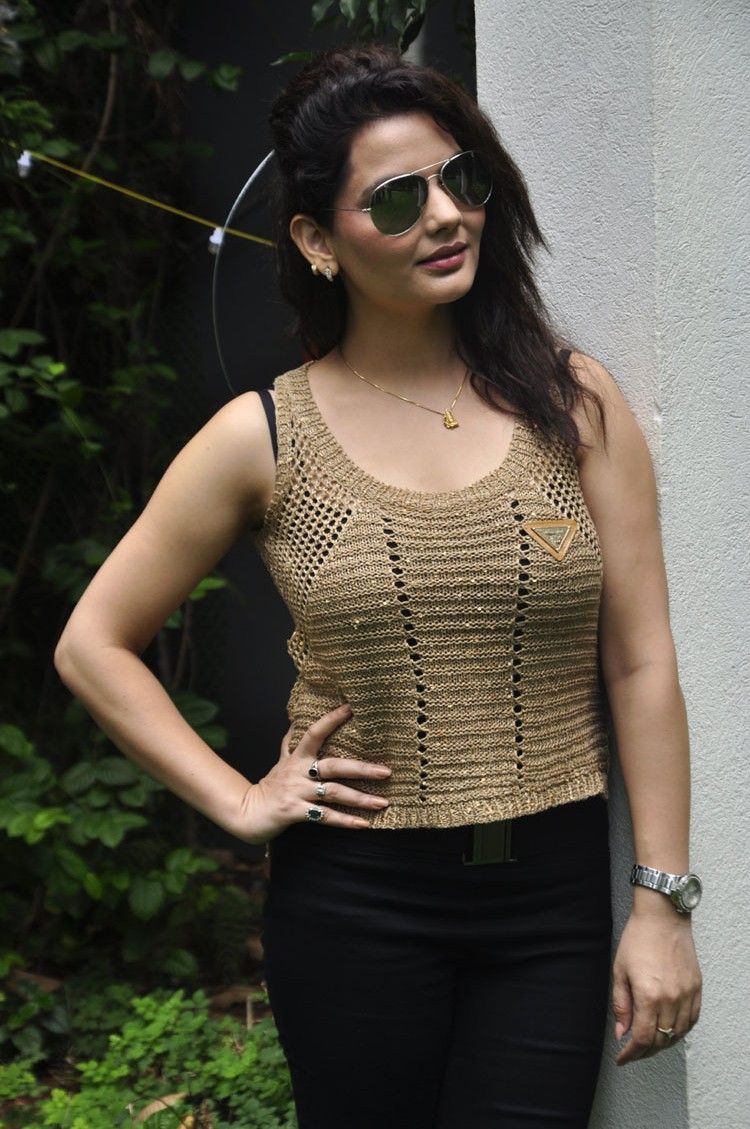 Actress Madhavi Sharma hot pics