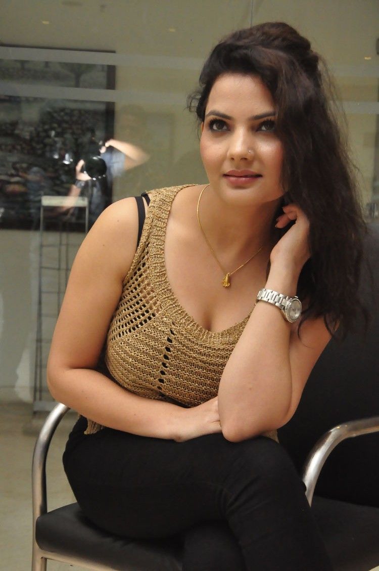 Actress Madhavi Sharma hot pics