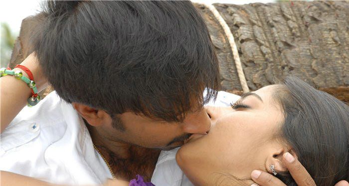 Actress Romantic Lip Lock Pics