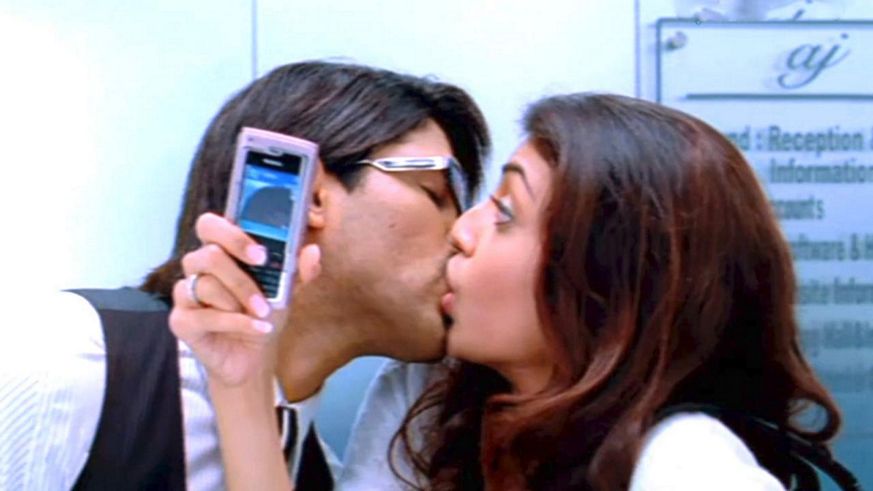 Actress Romantic Lip Lock Pics