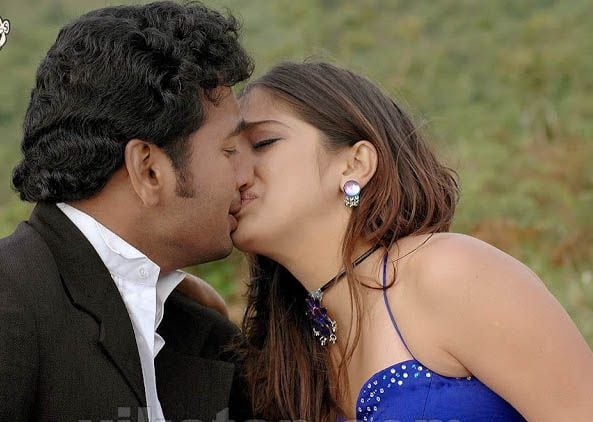 Actress Romantic Lip Lock Pics