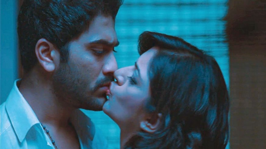 Actress Romantic Lip Lock Pics