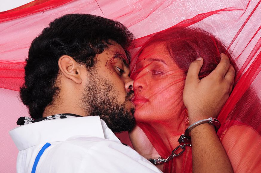 Actress Romantic Lip Lock Pics