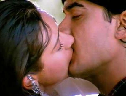 Actress Romantic Lip Lock Pics