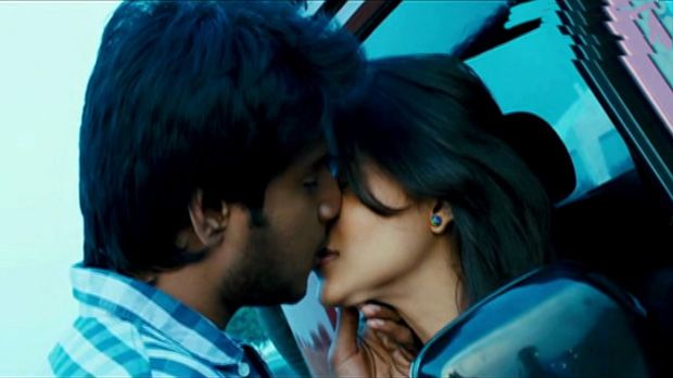 Actress Romantic Lip Lock Pics