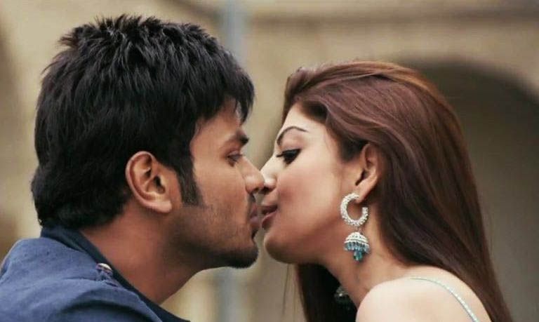 Actress Romantic Lip Lock Pics