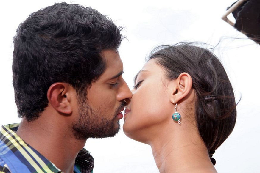 Actress Romantic Lip Lock Pics