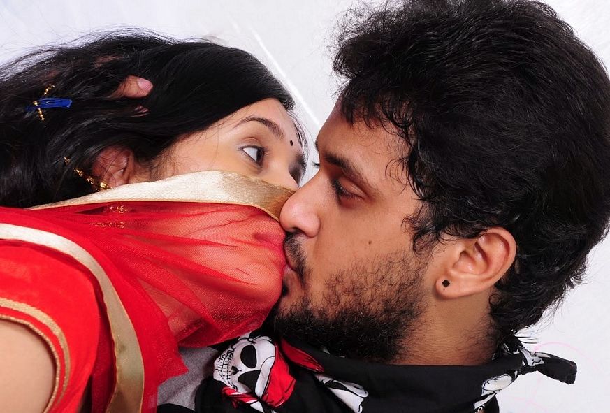 Actress Romantic Lip Lock Pics