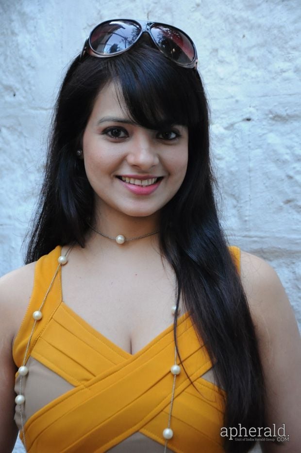 Actress Saloni Hot Sexy Stills
