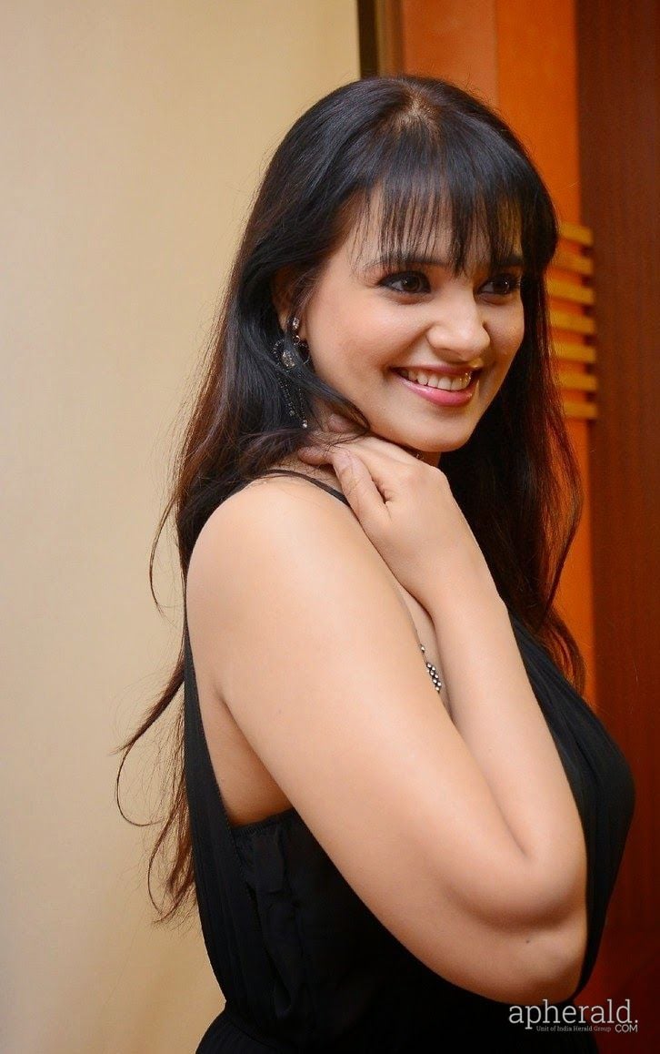 Actress Saloni Hot Sexy Stills