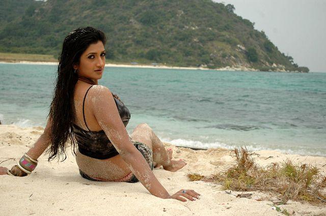 Actress Yagna Shetty Hot Stills