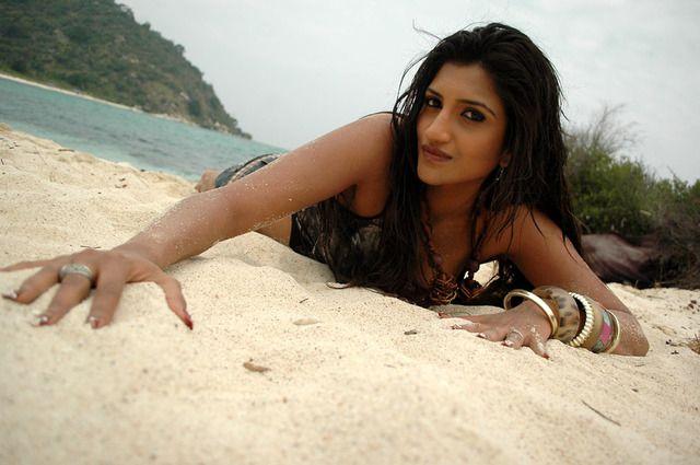 Actress Yagna Shetty Hot Stills