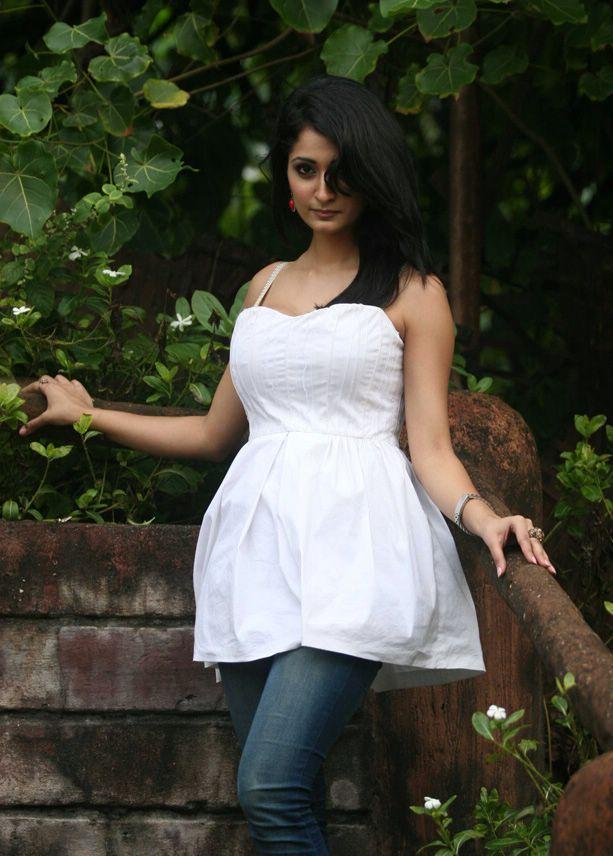 Alankrita Dogra Sexy Cleavage Pictures