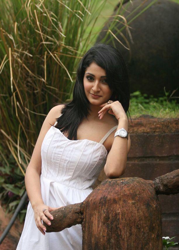 Alankrita Dogra Sexy Cleavage Pictures