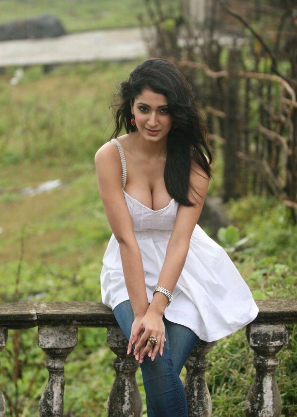 Alankrita Dogra Sexy Cleavage Pictures