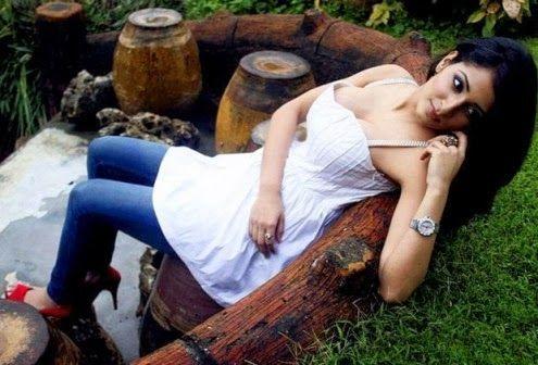 Alankrita Dogra Sexy Cleavage Pictures