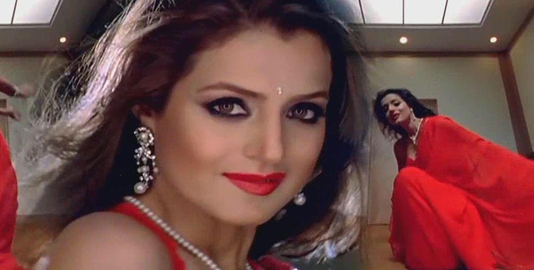 Amisha Patel Hot Cleavage Red Saree Pics