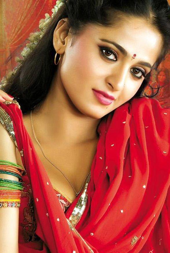 Anushka Hot Saree Images