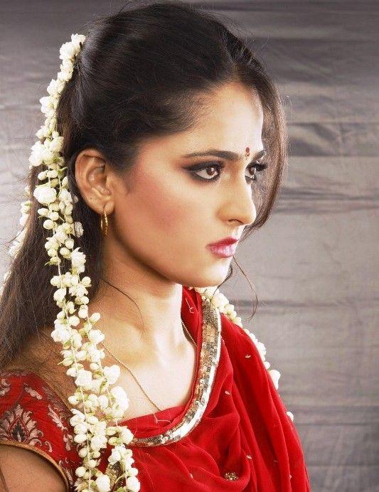 Anushka Hot Saree Pics