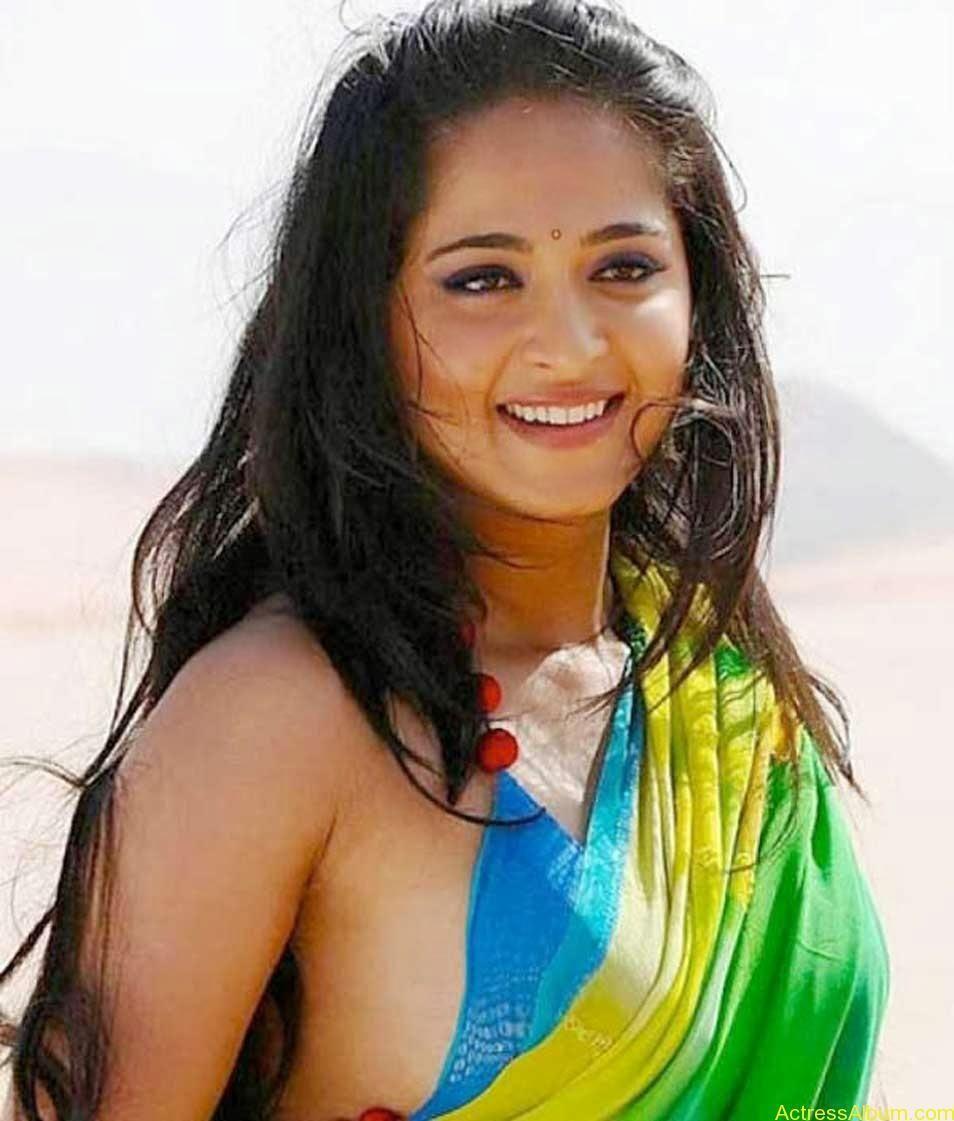 Anushka Hot Saree Pictures
