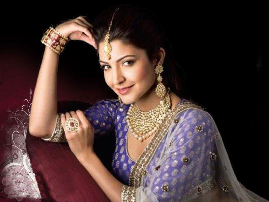 Anushka Sharma Hot Saree Photos