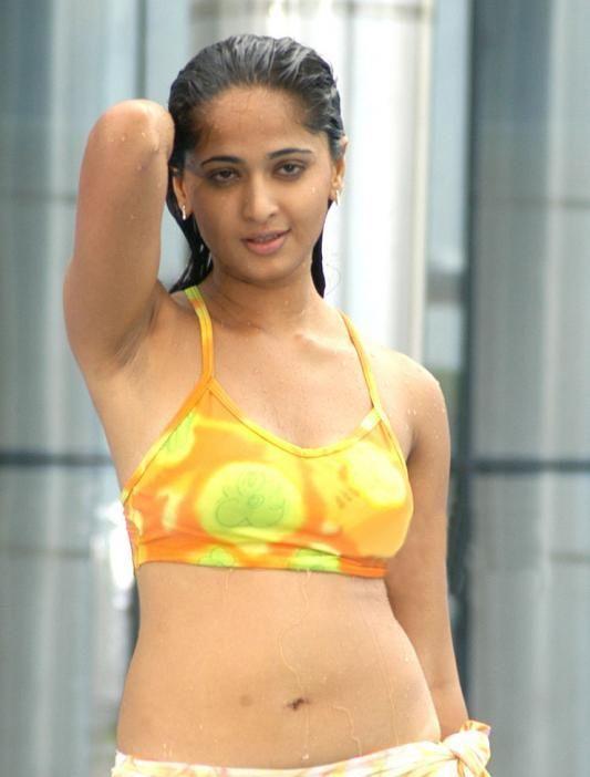 Anushka Shetty Exposing Hot Navel Stills