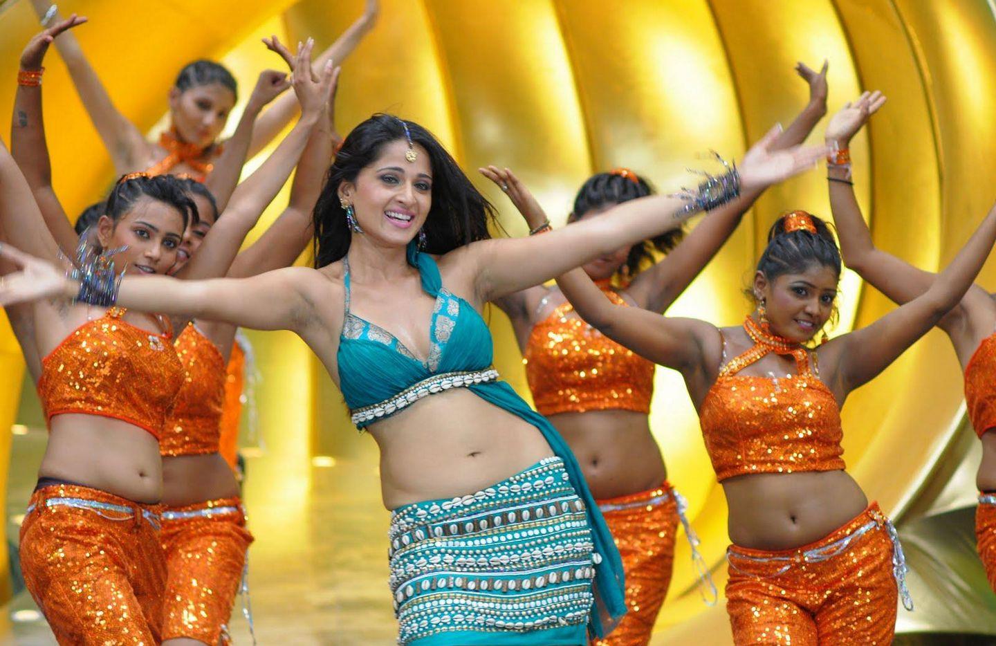 Anushka Shetty Exposing Hot Navel Stills