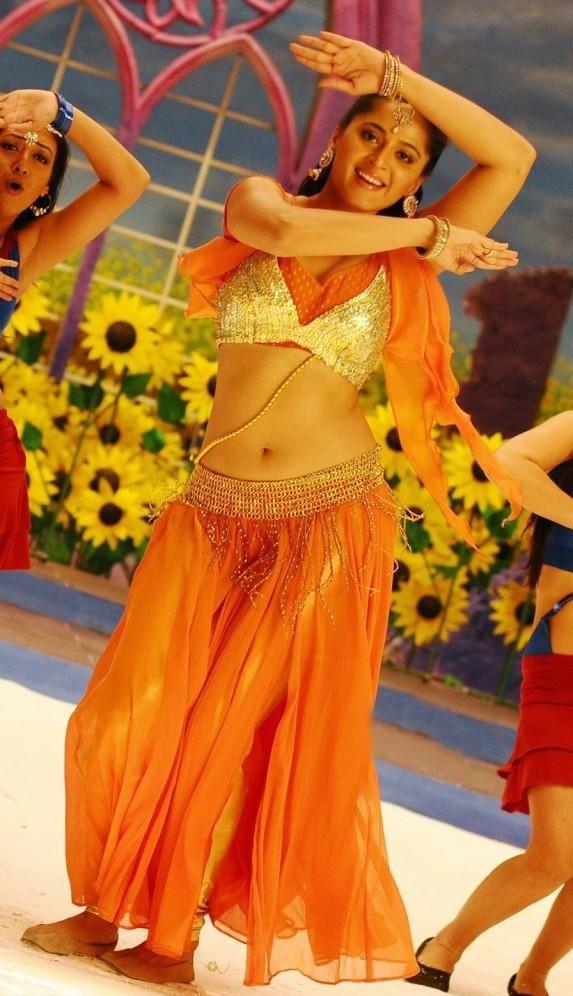 Anushka Shetty Exposing Hot Navel Stills