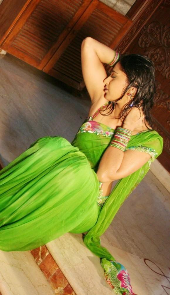 Anushka Shetty Exposing Hot Navel Stills