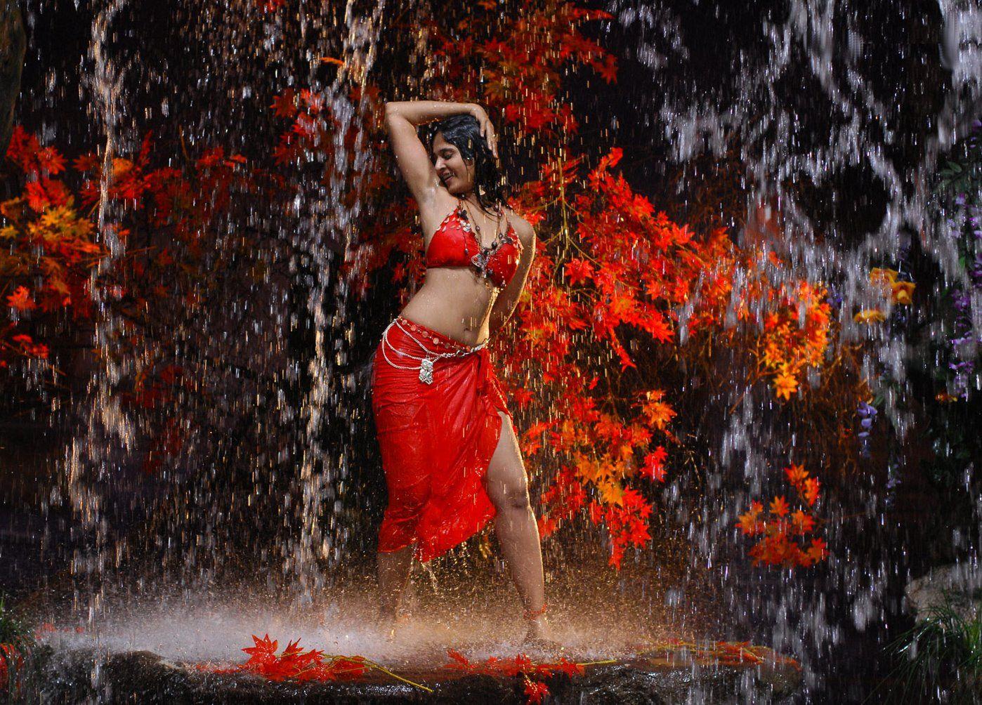 Anushka Shetty Wet Hot Photos