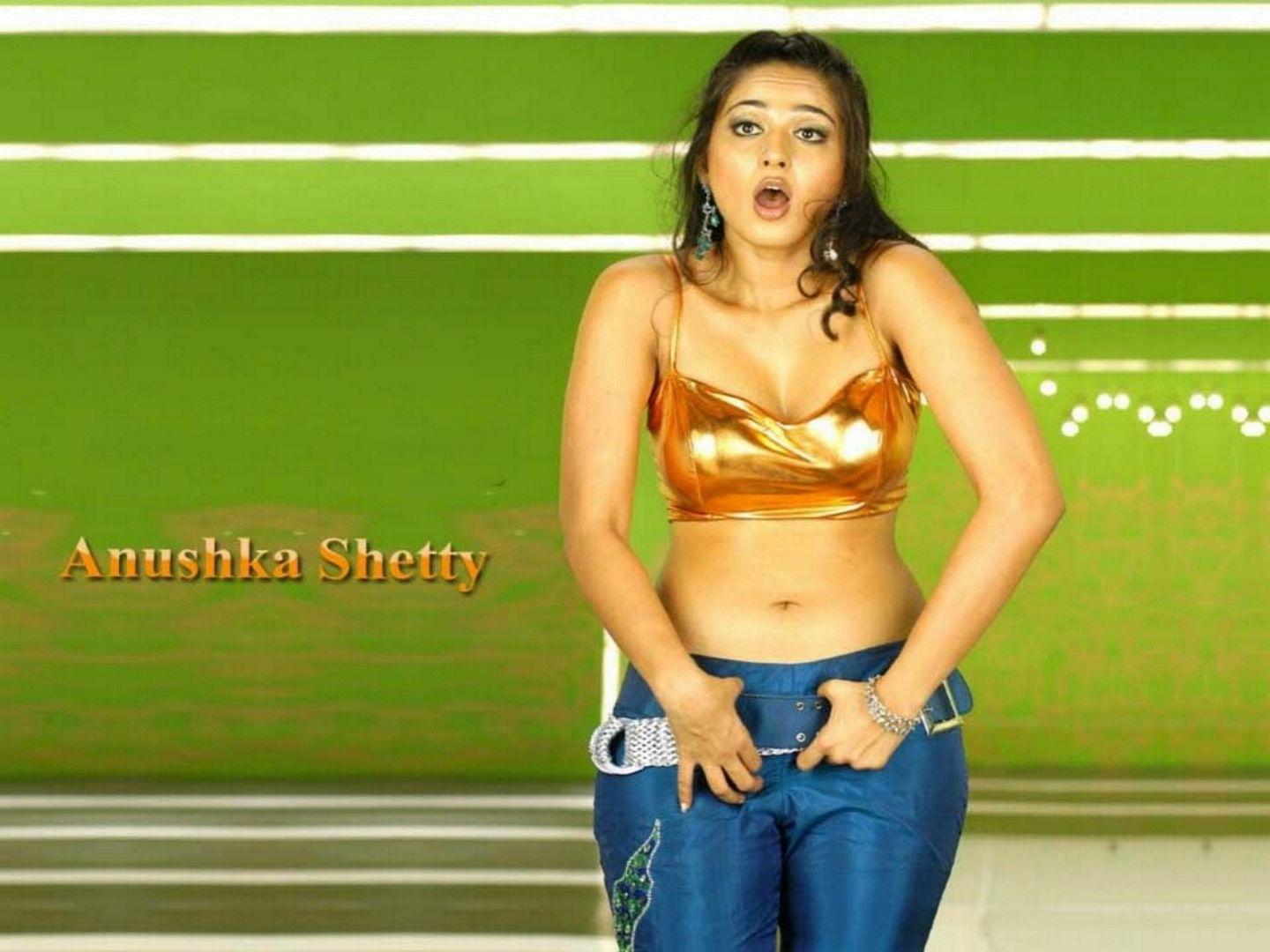 Anushka Shetty Wet Hot Photos