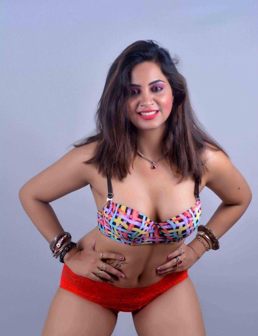 Arshi Khan Hot Photos