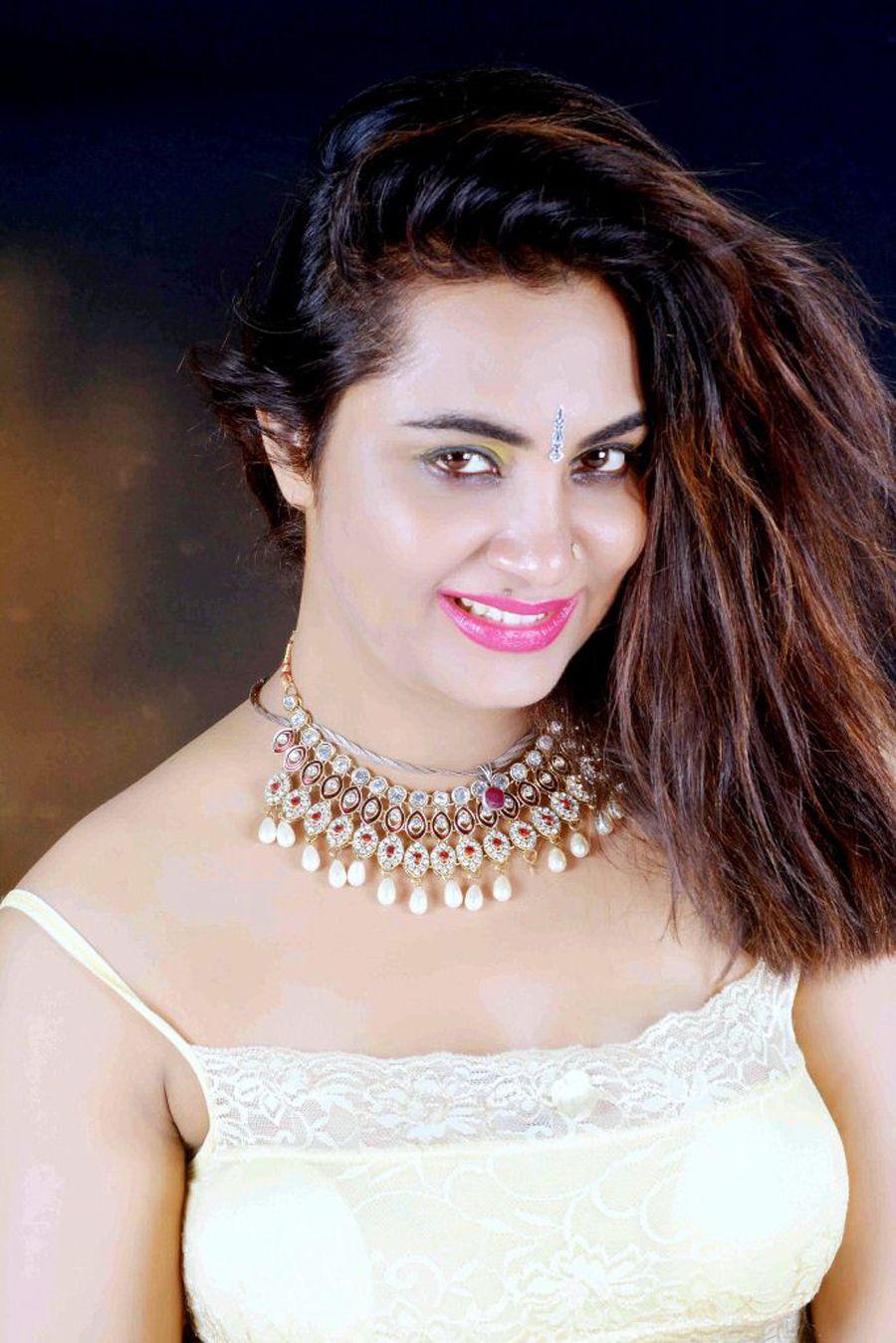 Arshi Khan Hot Photos