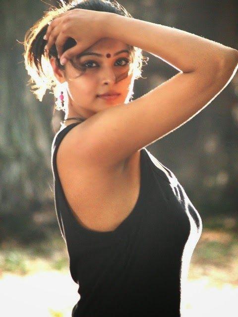 Arunthathi Hot Navel Pictures