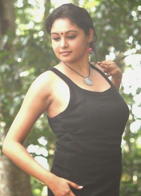 Arunthathi Hot Navel Pictures